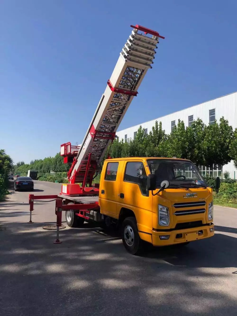 崇仁县附近的云梯车出租服务：轻松解决高空作业需求